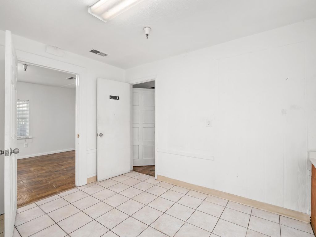 Image 10 of property listing at 2624 E Olive, Fresno, CA 93701