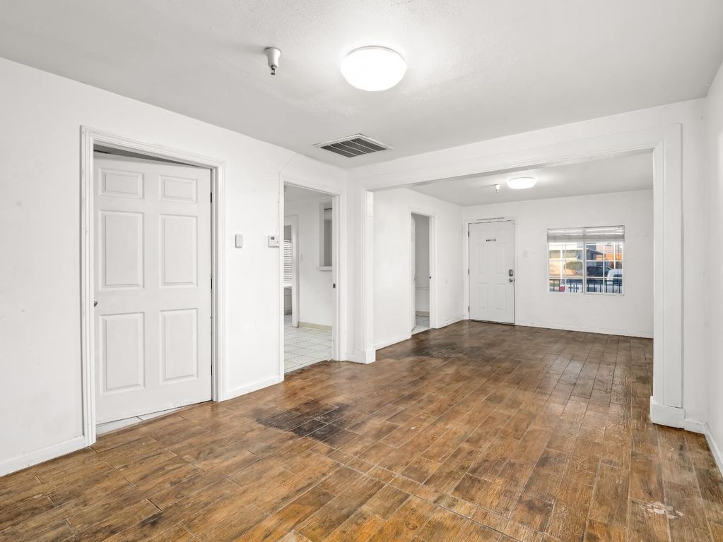 Image 15 of property listing at 2624 E Olive, Fresno, CA 93701