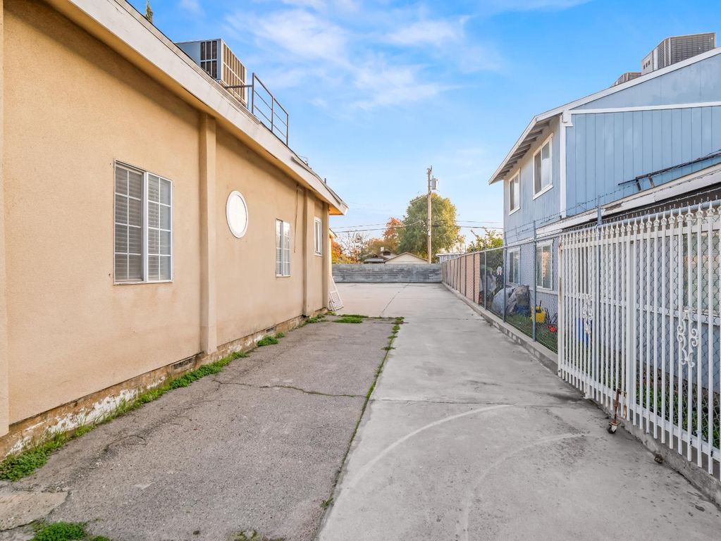 Image 2 of property listing at 2624 E Olive, Fresno, CA 93701