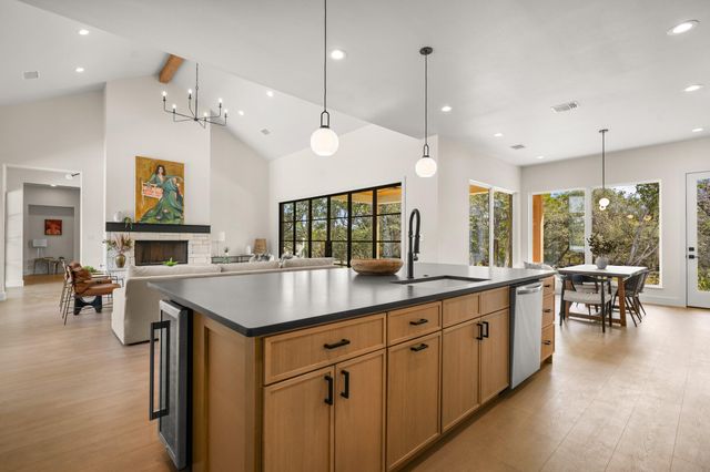 153 Bryce LN, Dripping Springs, TX 78620