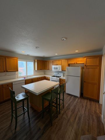 3437 Greenfield Avenue, Clovis, CA 93611