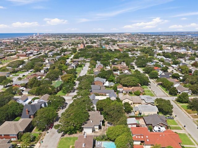 4814 Denver Drive, Galveston, TX 77551