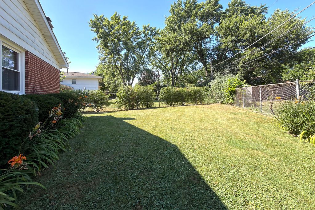 2022 E Woodview Drive, Mount Prospect, IL 60056 — photo 4