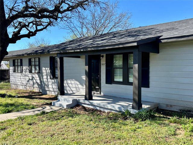 607 Baylor Street, Nocona, TX 76255