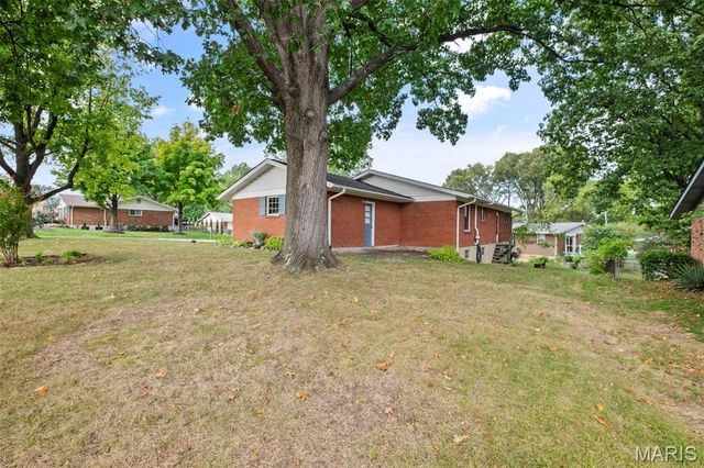 5837 Oak Forest Lane, St Louis, MO 63128