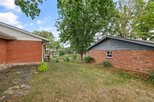 5837 Oak Forest Lane, St Louis, MO 63128