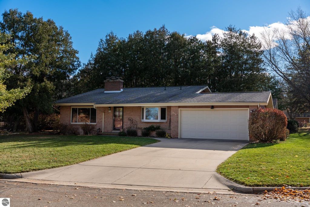 905 Hopkins Avenue, Mt Pleasant, MI 48858