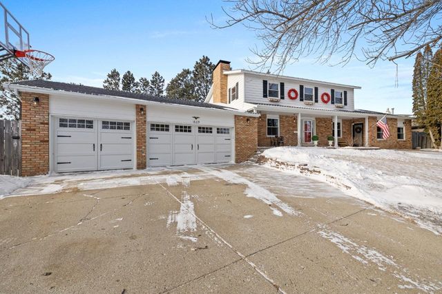 1609 7th St NW, Minot, ND 58703