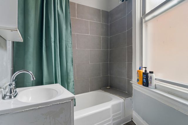 4331 W Adams Street, Chicago, IL 60624