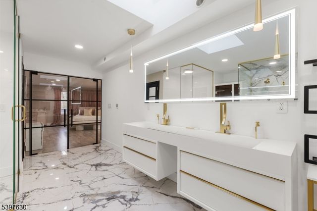 12 Smoke Rise Rd, Kinnelon Boro, NJ 07405