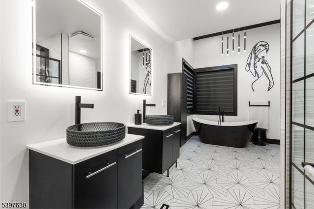 12 Smoke Rise Rd, Kinnelon Boro, NJ 07405