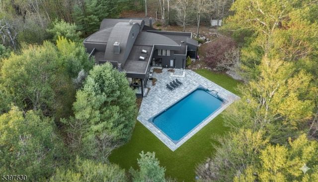 12 Smoke Rise Rd, Kinnelon Boro, NJ 07405