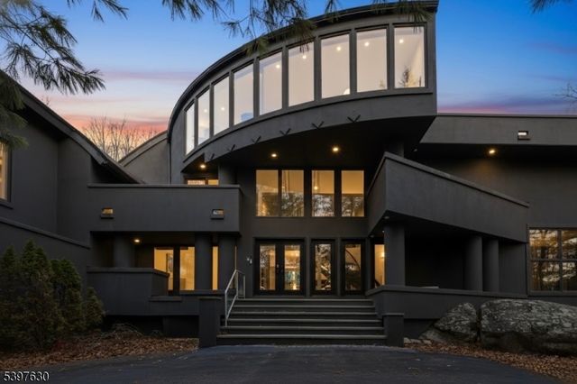 12 Smoke Rise Rd, Kinnelon Boro, NJ 07405