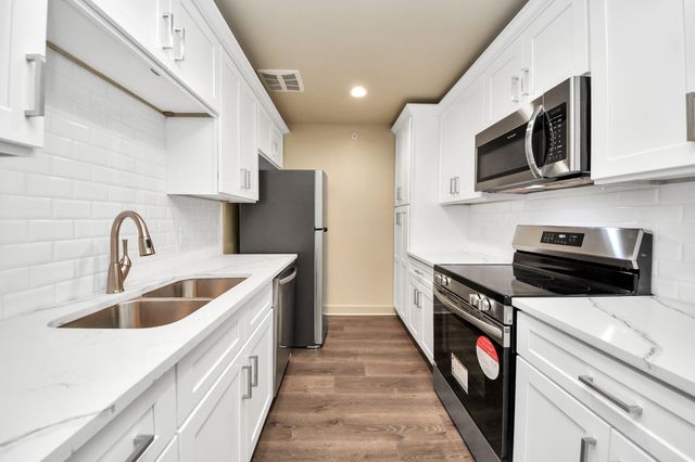 2829 Timmons Lane 201, Houston, TX 77027
