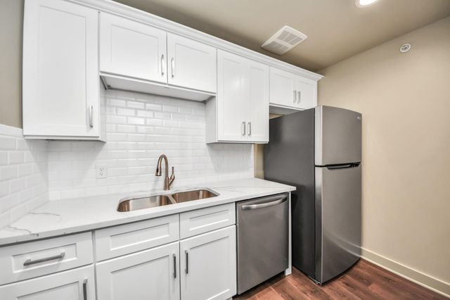 2829 Timmons Lane 201, Houston, TX 77027