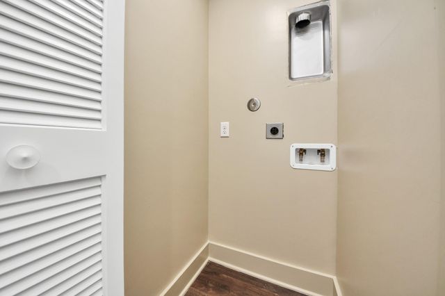 2829 Timmons Lane 201, Houston, TX 77027