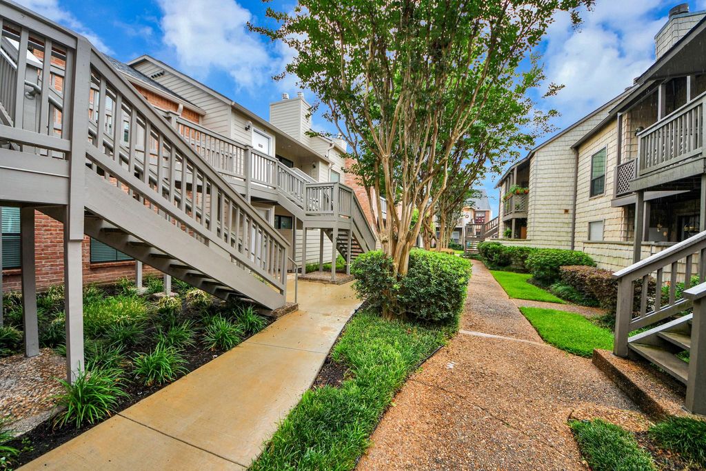 2829 Timmons Lane 201, Houston, TX 77027