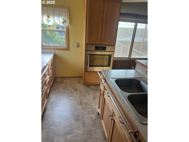 355 W WASHINGTON St, Athena, OR 97813