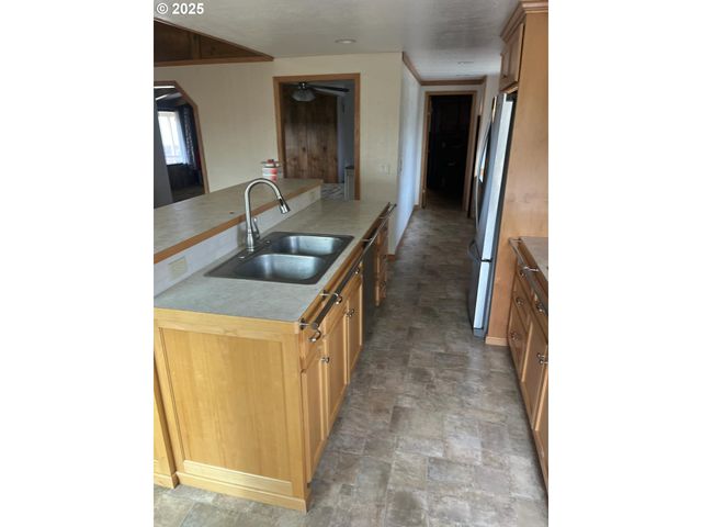 355 W WASHINGTON St, Athena, OR 97813