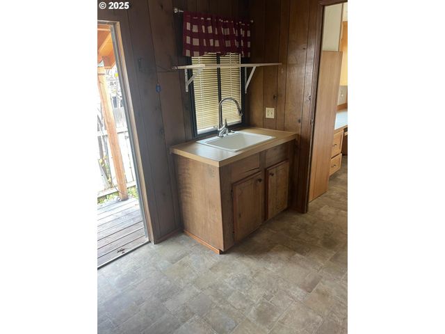 355 W WASHINGTON St, Athena, OR 97813