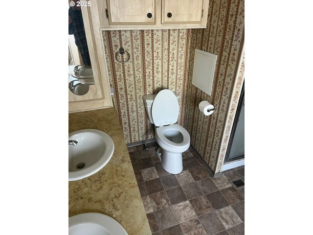 355 W WASHINGTON St, Athena, OR 97813