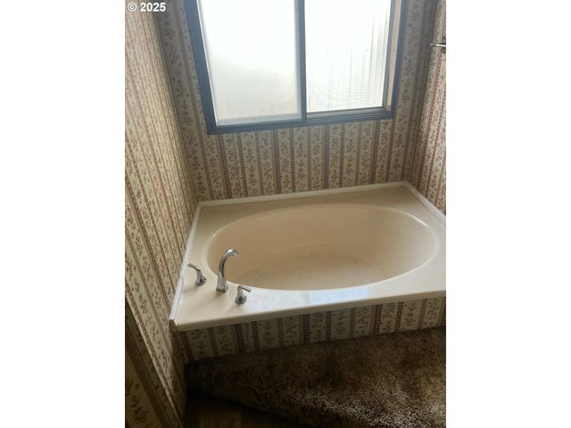 355 W WASHINGTON St, Athena, OR 97813