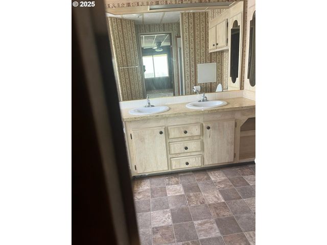 355 W WASHINGTON St, Athena, OR 97813