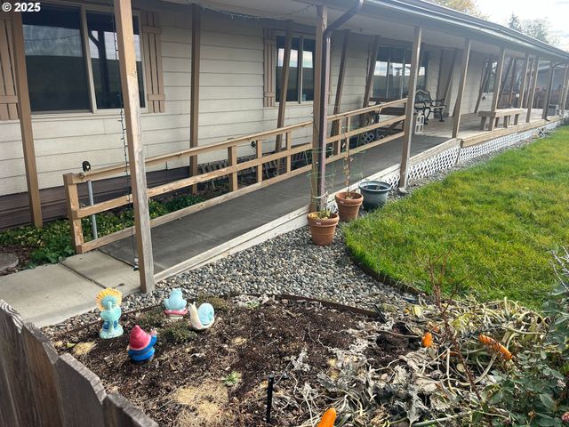 355 W WASHINGTON St, Athena, OR 97813