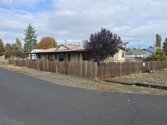 355 W WASHINGTON St, Athena, OR 97813