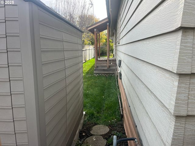 355 W WASHINGTON St, Athena, OR 97813