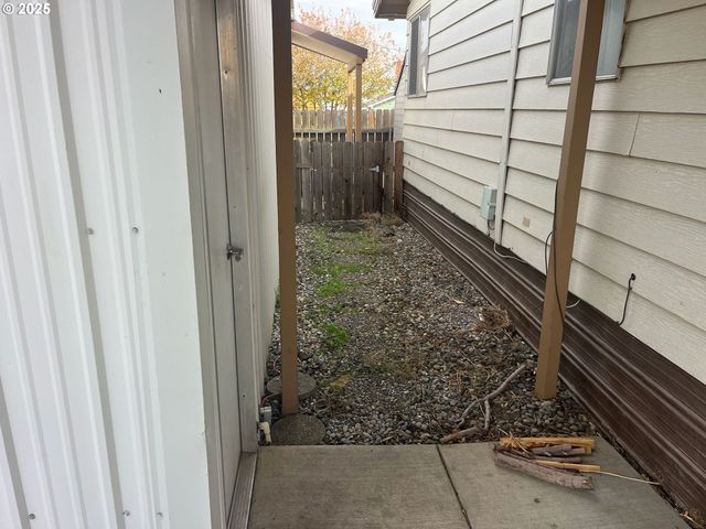 355 W WASHINGTON St, Athena, OR 97813