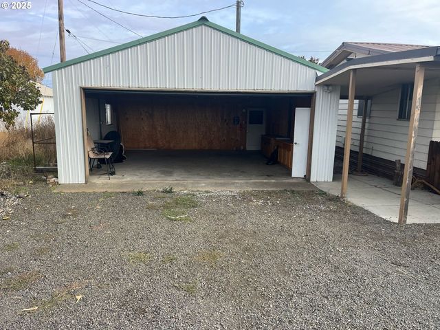 355 W WASHINGTON St, Athena, OR 97813