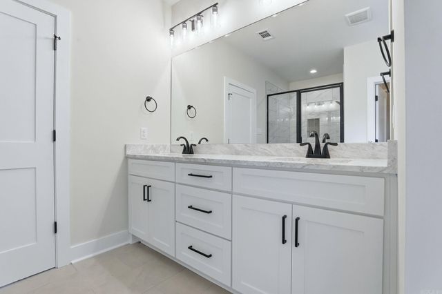 7648 S Shoreline Blvd, Benton, AR 72019