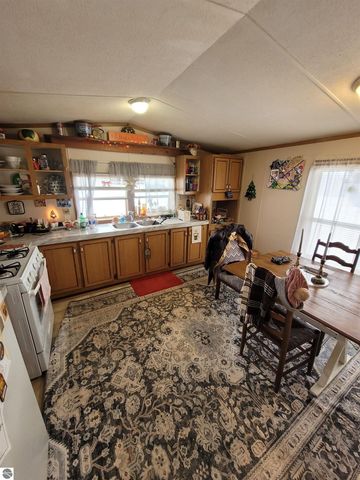 7361 Queens Court, Alma, MI 48801