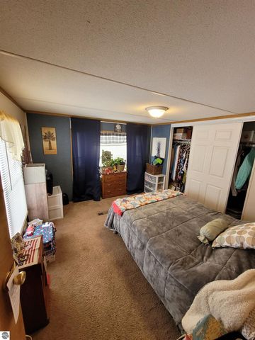 7361 Queens Court, Alma, MI 48801