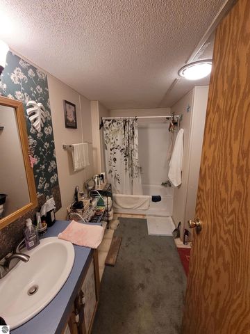 7361 Queens Court, Alma, MI 48801