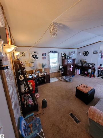 7361 Queens Court, Alma, MI 48801