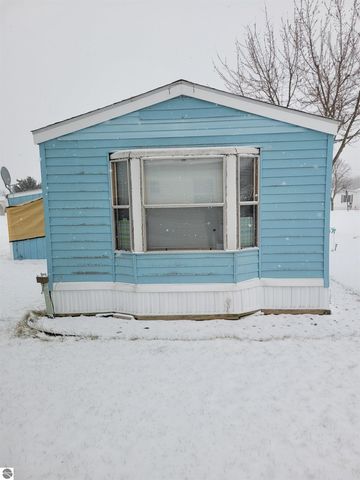 7361 Queens Court, Alma, MI 48801