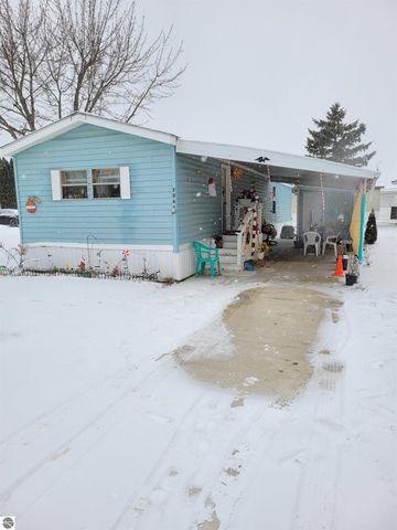 7361 Queens Court, Alma, MI 48801