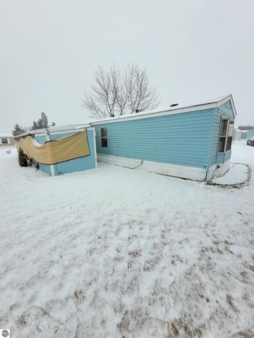 7361 Queens Court, Alma, MI 48801