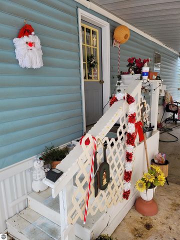 7361 Queens Court, Alma, MI 48801