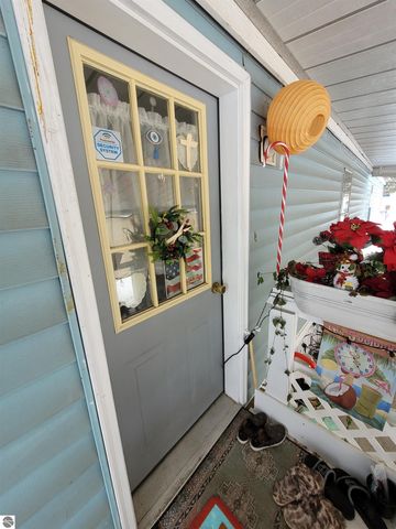 7361 Queens Court, Alma, MI 48801