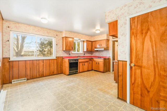 27046 Clarpointe Drive, Warren, MI 48088