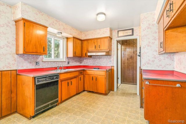 27046 Clarpointe Drive, Warren, MI 48088