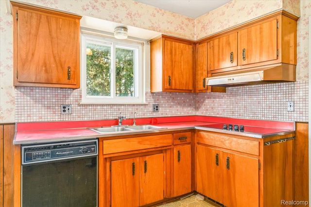 27046 Clarpointe Drive, Warren, MI 48088