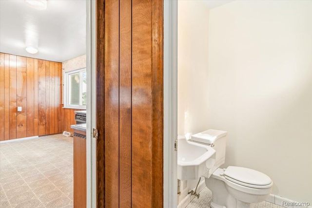 27046 Clarpointe Drive, Warren, MI 48088