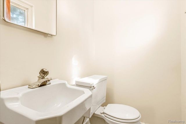 27046 Clarpointe Drive, Warren, MI 48088