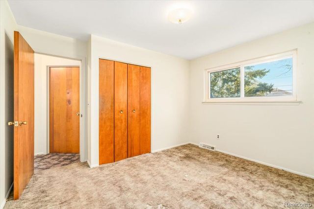 27046 Clarpointe Drive, Warren, MI 48088