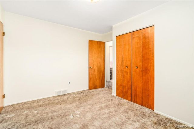 27046 Clarpointe Drive, Warren, MI 48088