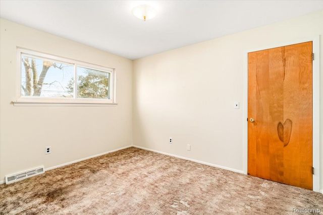 27046 Clarpointe Drive, Warren, MI 48088